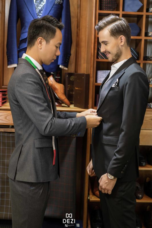 Tuxedo sẽ giúp các quý ông trở nên lịch lãm, sang trọng hơn