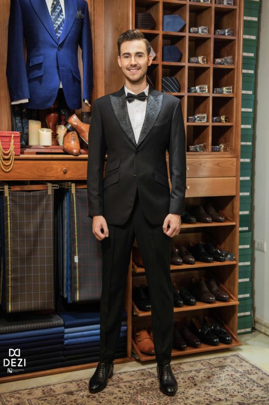 Hãy cùng tìm hiểu kĩ kiến thức về tuxedo là gì để có thể diện trang phục này một cách tuyệt vời nhất nhé!